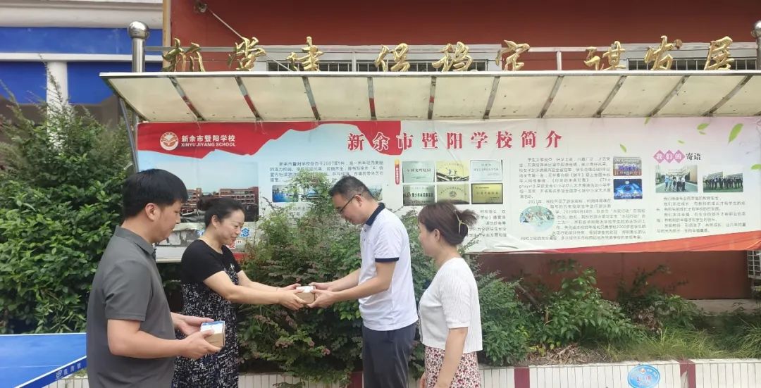 新余公交：優(yōu)質(zhì)服務(wù)進(jìn)校園，送卡上門暖人心